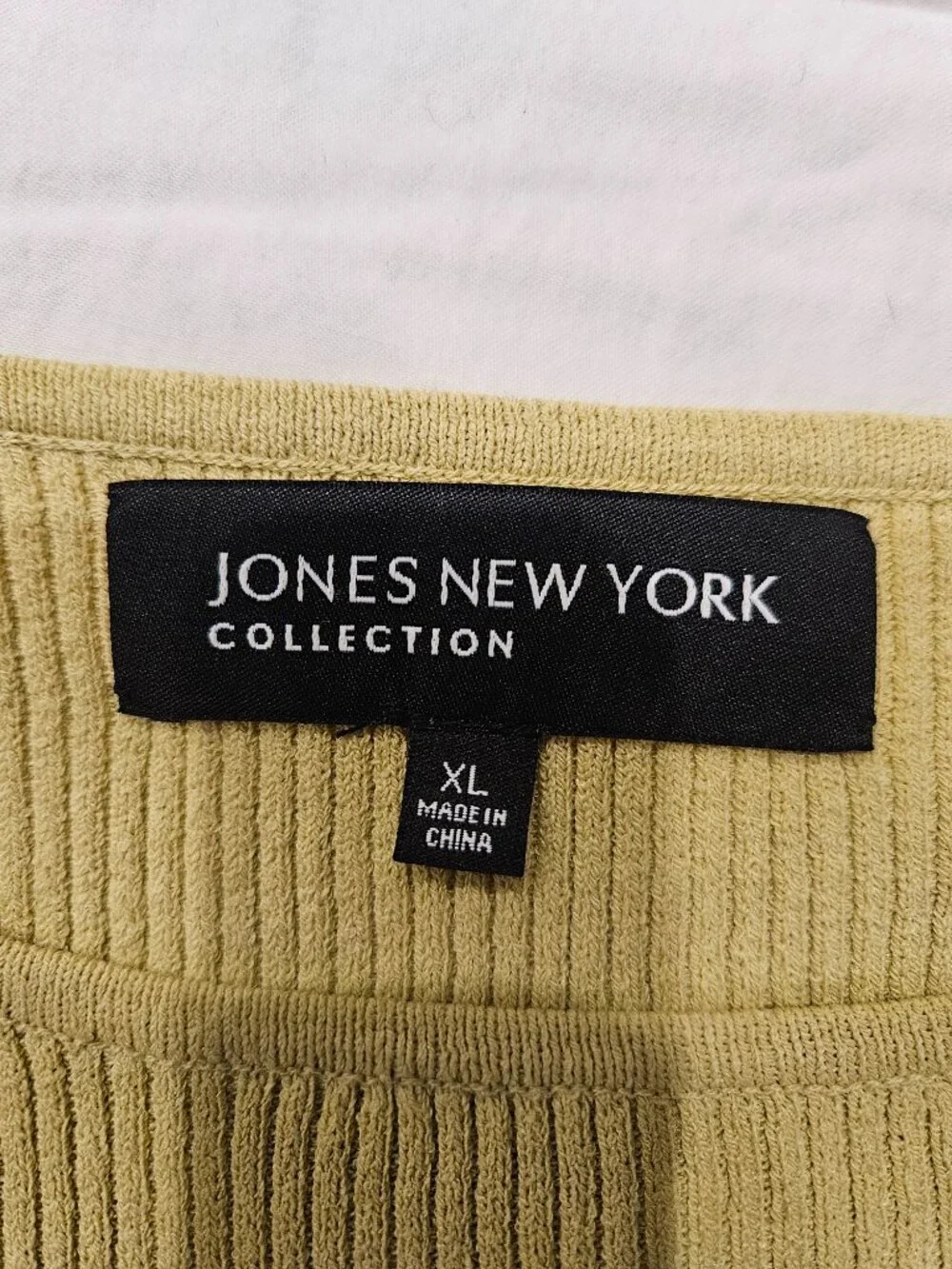 Jones NY XL Short sleeved ribbed knit top.  Chartreuse color